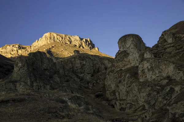 Rocas Montaña Hermoso Desfiladero Con Rocas Altas Naturaleza Del Cáucaso — Foto de Stock