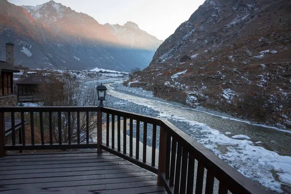 Resimli vadideki dağ nehri. Kuzey Kafkasya 'nın manzarası