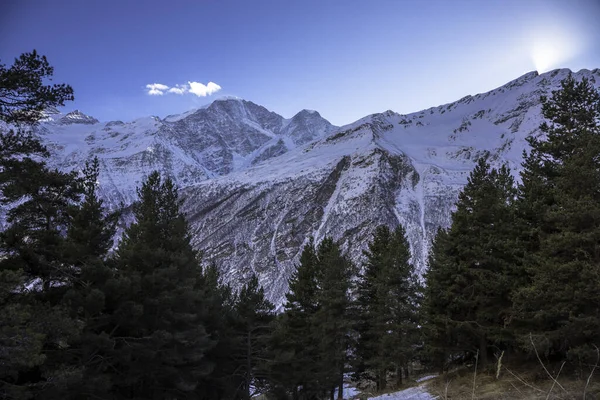 Inverno Nas Montanhas Desfiladeiro Montanha Neve Paisagem Norte Cáucaso — Fotografia de Stock