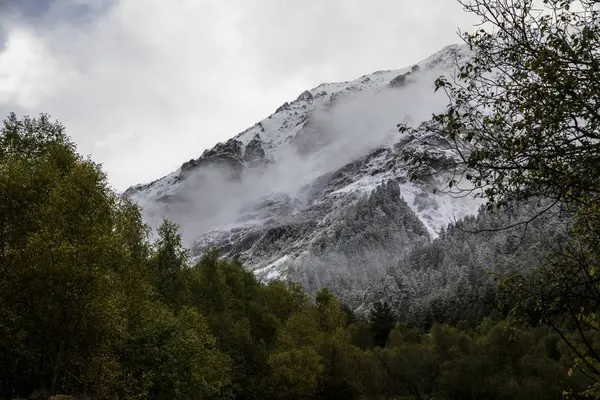 Поширений Горах Гарні Гірські Породи Хмарах Ландшафт Північного Кавказу Стокове Зображення