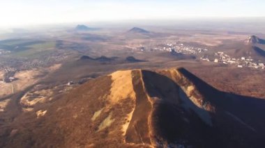 Dağ kayalıklarının tepesinden bak. Kuzey Kafkasya 'nın manzarası