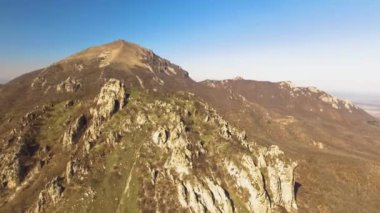 Dağ kayalıklarının tepesinden bak. Kuzey Kafkasya 'nın manzarası