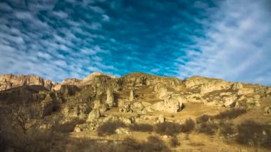 Dağlardaki bulutlar, gökyüzündeki bulutların hareketleri.