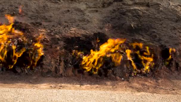 Het Brandende Vuur Van Onder Aarde — Stockvideo