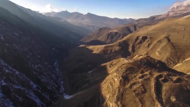 山の峡谷を飛行します 北コーカサスの自然 — ストック動画