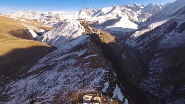 山の峡谷を飛行します 北コーカサスの自然 — ストック動画