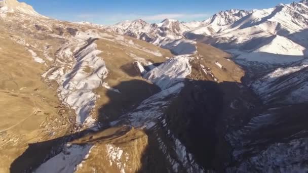 山の峡谷を飛行します 北コーカサスの自然 — ストック動画