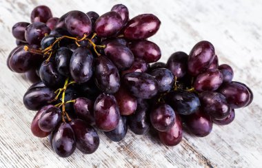 Taş Masa üzerinde kırmızı ve beyaz üzüm.