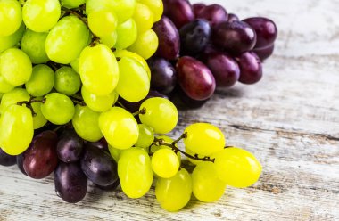 Taş Masa üzerinde kırmızı ve beyaz üzüm.