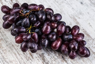 Taş Masa üzerinde kırmızı ve beyaz üzüm.