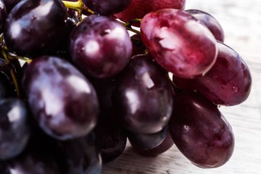 Taş Masa üzerinde kırmızı ve beyaz üzüm.