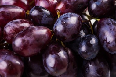 Taş Masa üzerinde kırmızı ve beyaz üzüm.