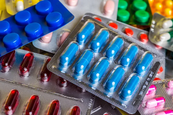 Een verscheidenheid van medicinale tabletten onder blister. — Stockfoto