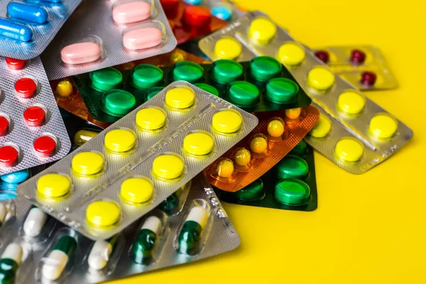 Uma variedade de comprimidos medicinais em embalagem blister . — Fotografia de Stock