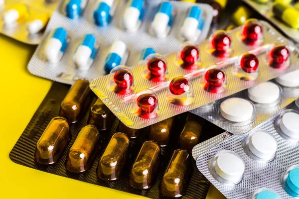 Uma variedade de comprimidos medicinais em embalagem blister . — Fotografia de Stock