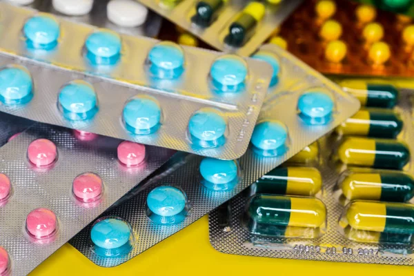 Een verscheidenheid van medicinale tabletten onder blister. — Stockfoto