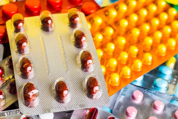 Een verscheidenheid van medicinale tabletten onder blister. — Stockfoto