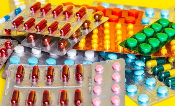 Vakumlu Ambalaj içinde ilaç tabletleri çeşitli.