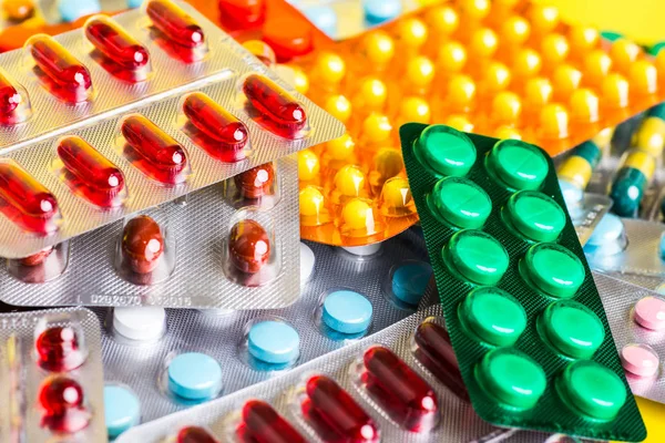 Een verscheidenheid van medicinale tabletten onder blister. — Stockfoto