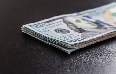 Yüz ABD dolar faturaları bir tabloda yığını