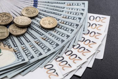 Yüz ABD dolar faturaları bir tabloda yığını