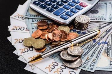 Yüz ABD dolar faturaları bir tabloda yığını