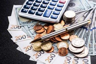 Yüz ABD dolar faturaları bir tabloda yığını