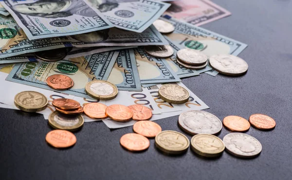 Yüz ABD dolar faturaları bir tabloda yığını