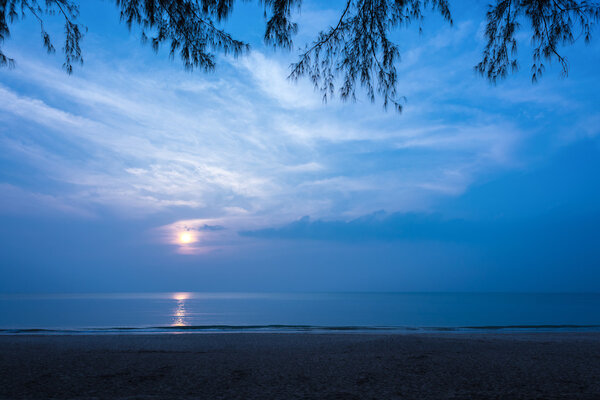 Ночью закрытый пляж
