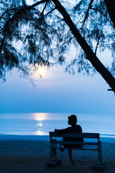 Mulher à noite com a lua na praia — Fotografia de Stock