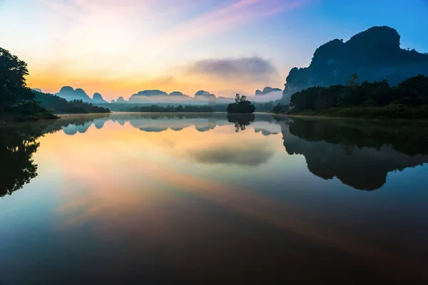 Belo nascer do sol e reflexões na lagoa de Nongtalay — Fotografia de Stock