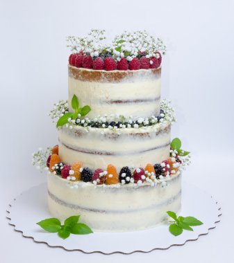 Düğün pastası çilek ve fesleğen yaprakları ile üç katmanlı