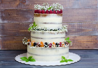 Düğün pastası çilek ve fesleğen yaprakları ile üç katmanlı