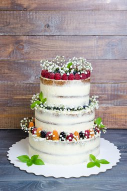 Düğün pastası çilek ve fesleğen yaprakları ile üç katmanlı