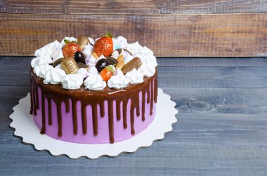 Düğün yıldönümü pastası merengue ve çikolata dekorasyon ile