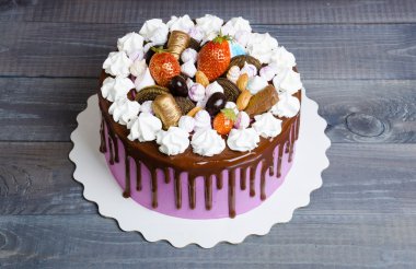 Düğün yıldönümü pastası merengue ve çikolata dekorasyon ile