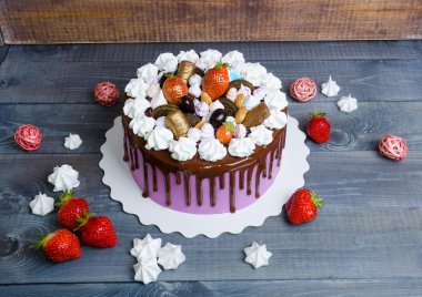 Düğün yıldönümü pastası merengue ve çikolata dekorasyon ile