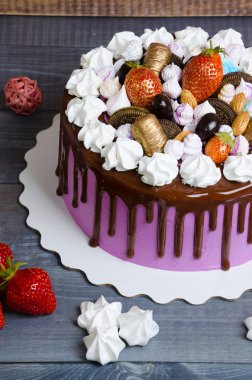 Düğün yıldönümü pastası merengue ve çikolata dekorasyon ile