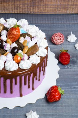 Düğün yıldönümü pastası merengue ve çikolata dekorasyon ile