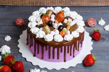 Düğün yıldönümü pastası merengue ve çikolata dekorasyon ile