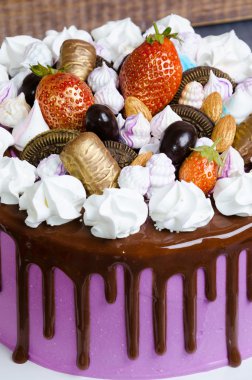 Düğün yıldönümü pastası merengue ve çikolata dekorasyon ile