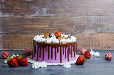 Düğün yıldönümü pastası merengue ve çikolata dekorasyon ile