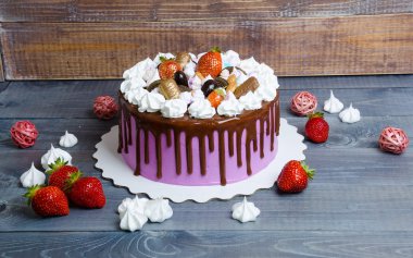 Düğün yıldönümü pastası merengue ve çikolata dekorasyon ile