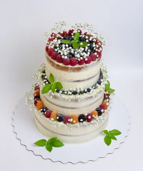 Düğün pastası çilek ve fesleğen yaprakları ile üç katmanlı