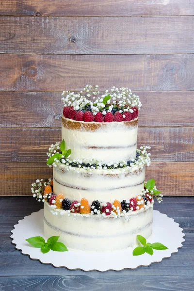 Düğün pastası çilek ve fesleğen yaprakları ile üç katmanlı