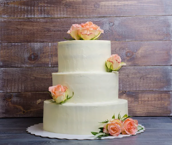 Třemi vrstvami svatební dort smetanový sýr s růžemi a oliv lea — Stock fotografie