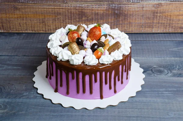 Düğün yıldönümü pastası merengue ve çikolata dekorasyon ile