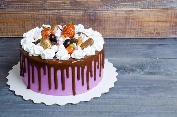 Düğün yıldönümü pastası merengue ve çikolata dekorasyon ile