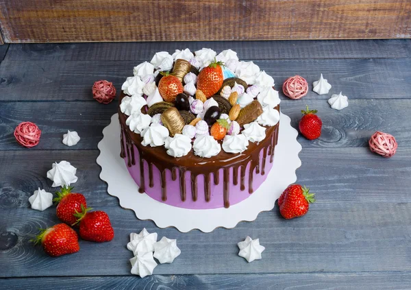 Düğün yıldönümü pastası merengue ve çikolata dekorasyon ile