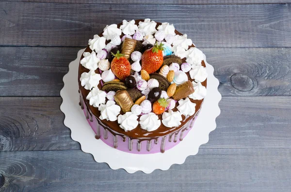 Düğün yıldönümü pastası merengue ve çikolata dekorasyon ile